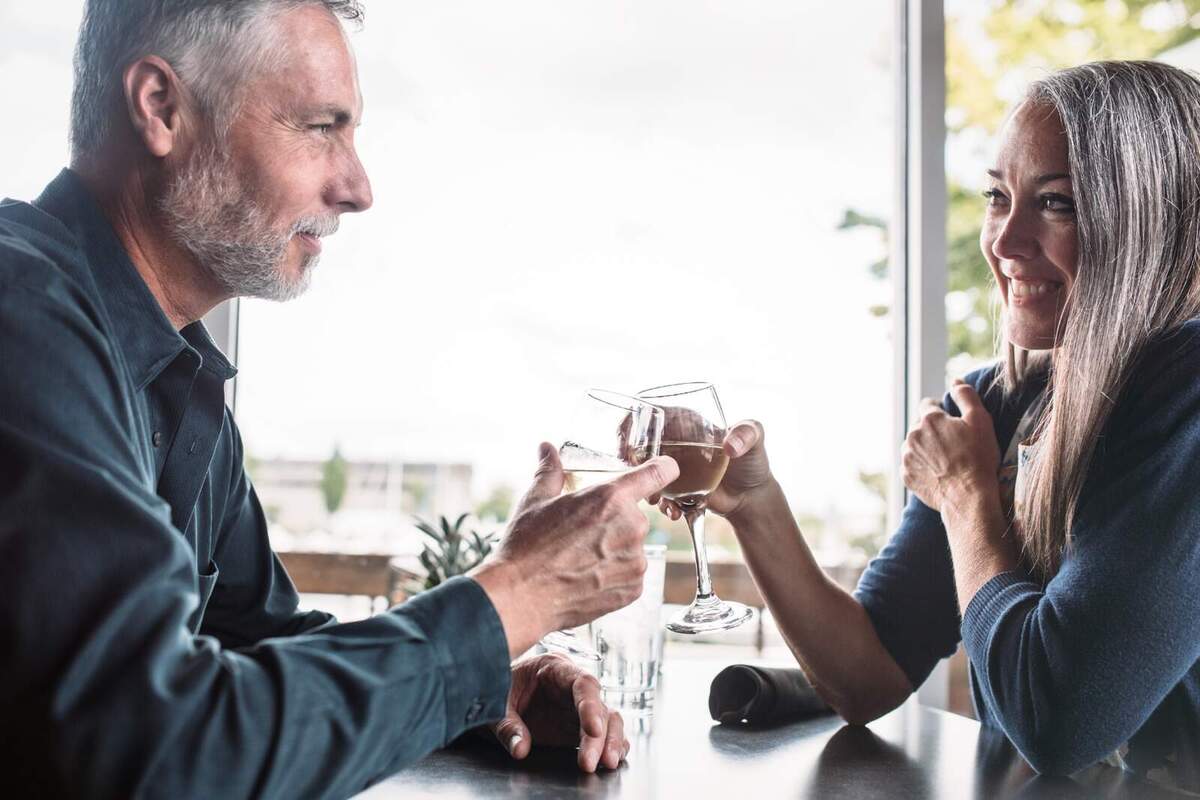 Imatge d'una parella bebent vi en un restaurant