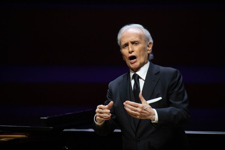 El cantant Josep Carreras actuant durant el concert benèfic de la Fundació Montserrat Caballé l'any 2022