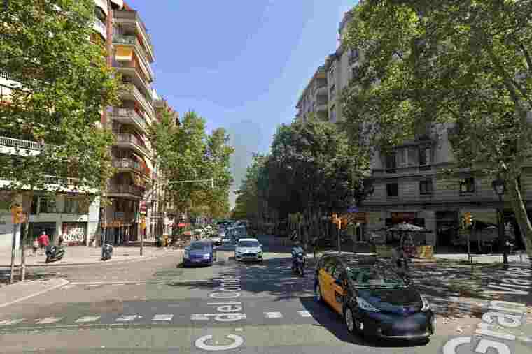 Els fets van tenir lloc en un pis entre el carrer Urgell i la Gran Via de Barcelona