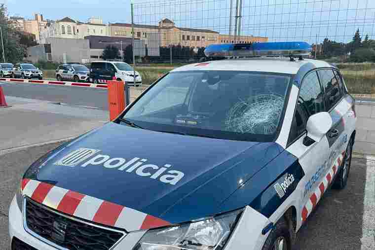 Imatge d'un vehicle dels Mossos d'Esquadra destrossat