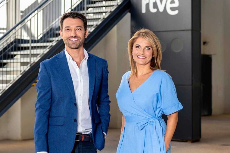 Marc Calderó i Lourdes Maldonado, els presentadors del programa 'Hablando Claro' de TVE1.