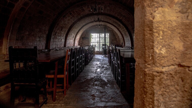 Imatge de la zona de menjador de l'ermita de Puigcerver, a Alforja