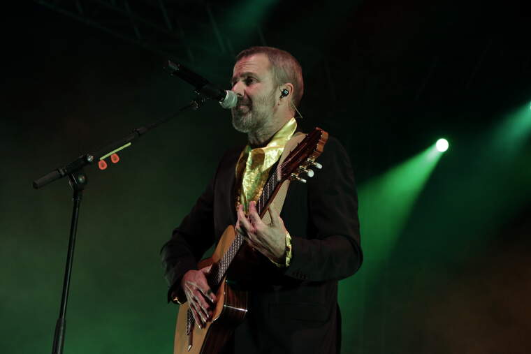 El líder de Jarabe de Palo, Pau Donés, cantant i tocant la guitarra Damunt l'escenari de la Tàrraco Arena Plaça de Tarragona