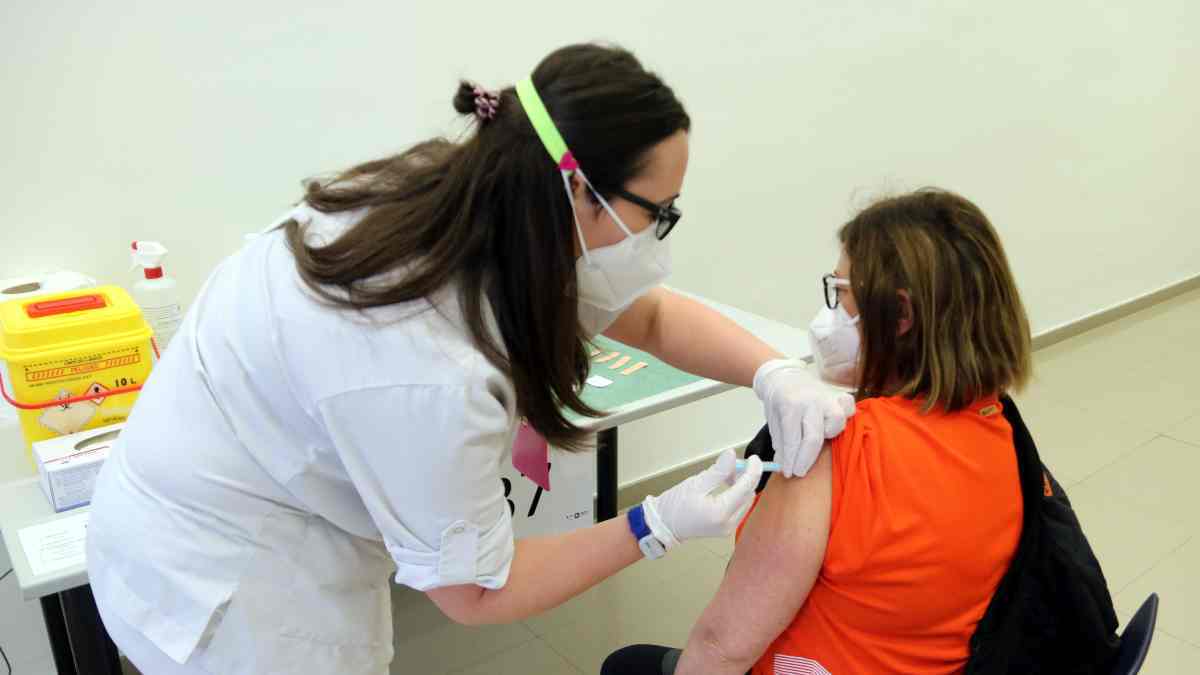 Imatge d'un treballador de Seat vacunant-se
