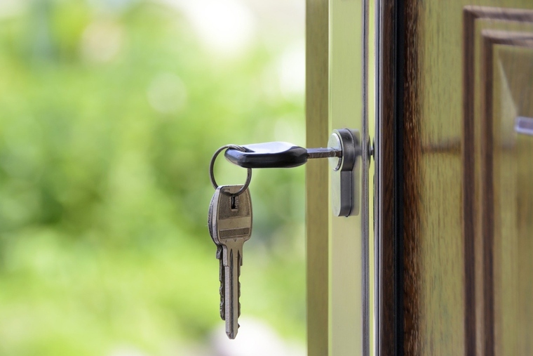 Una clau a la porta d'una casa oberta