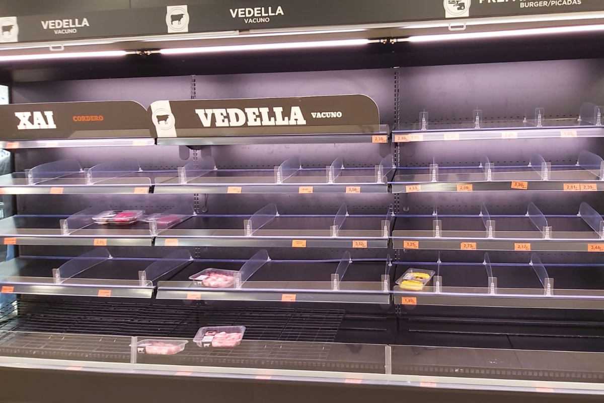 Una prestatgeria buida d'un supermercat Mercadona de Tortosa
