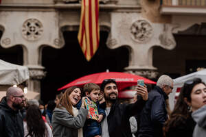 La pluja no espatlla el Sant Jordi 2022 a Reus