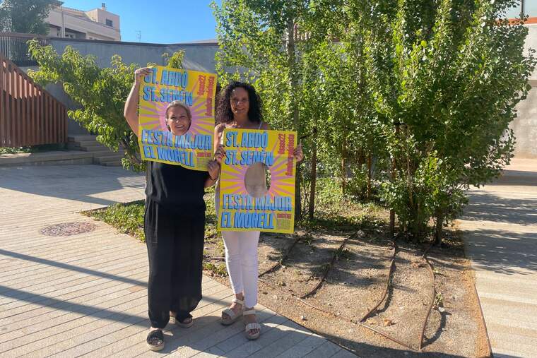Dues dones presentant un cartell.