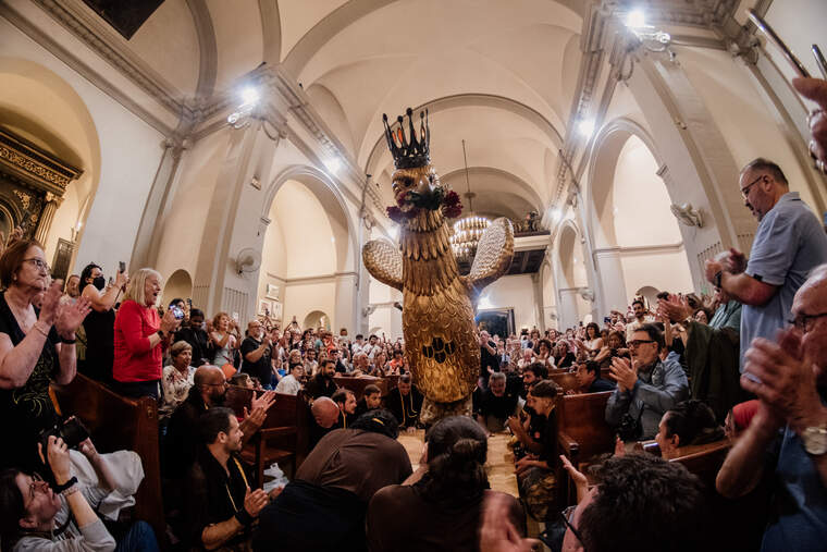L'�liga de Reus saludant la Mare de D�u de Miseric�rdia dins del Santuari