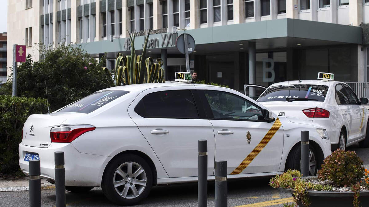 Imatge d'arxiu d'un taxi a l'entrada de l'hospital Joan XXIII de Tarragona