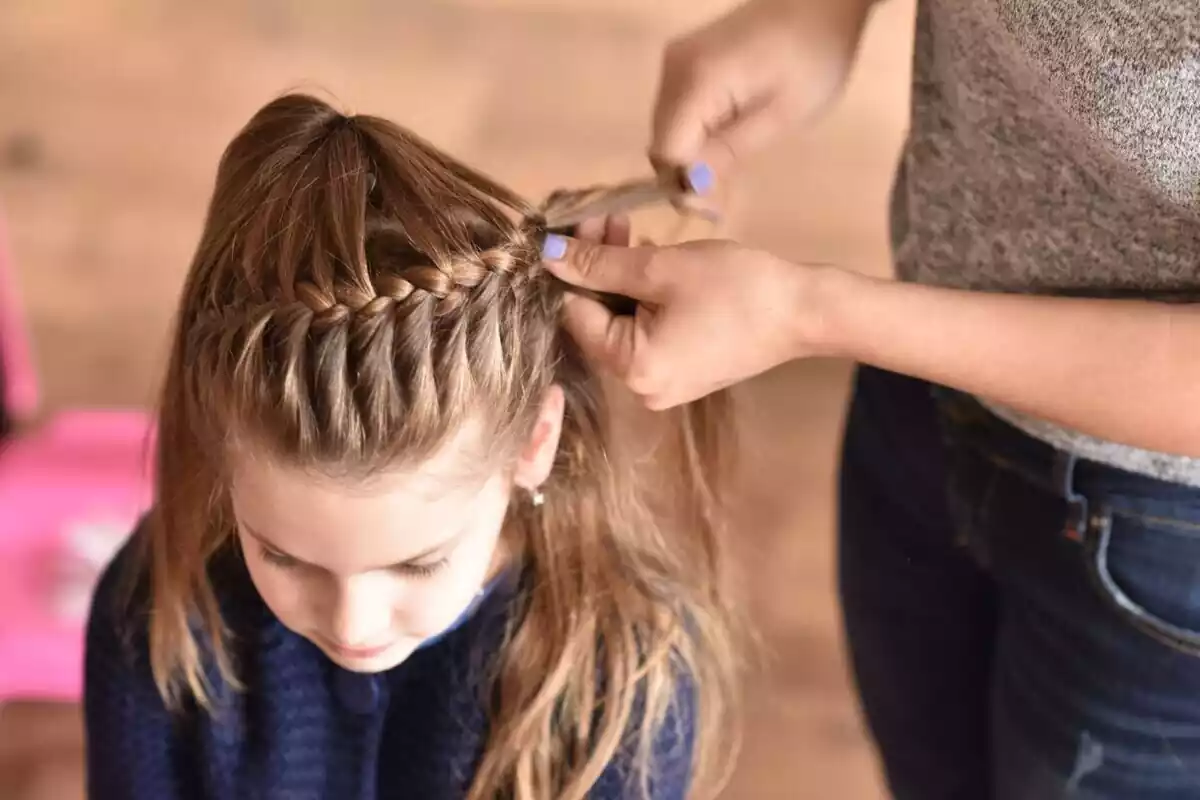 Peinados de Primera Comunión 2023 para niñas fáciles pelo corto o largo