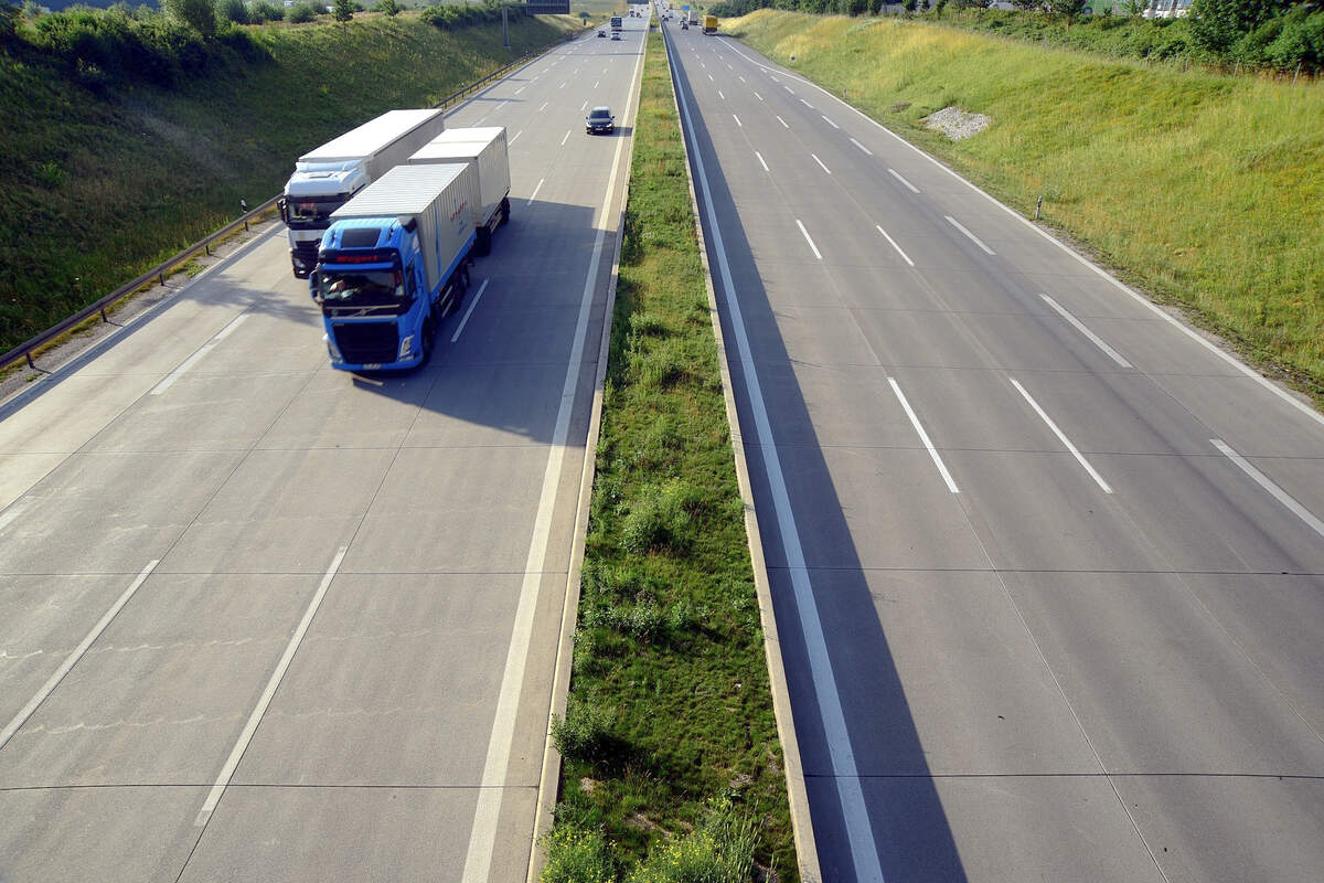 Dos camions circulen per una autopista