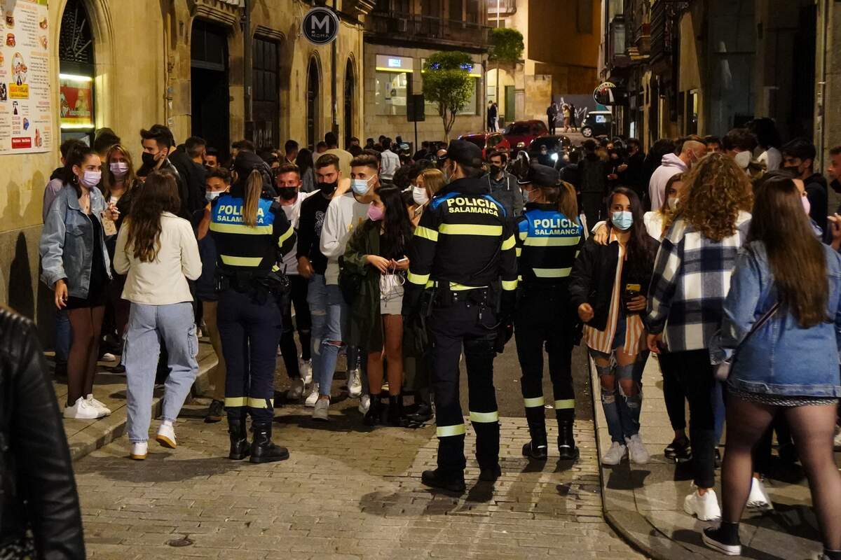 Botellón als carrers de Salamanca amb presència policial