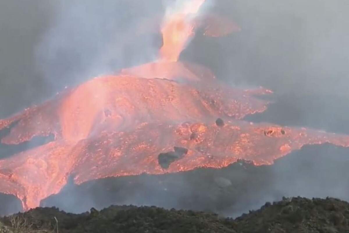 Colada de lava desbordant el con principal de l'volcà de la Palma