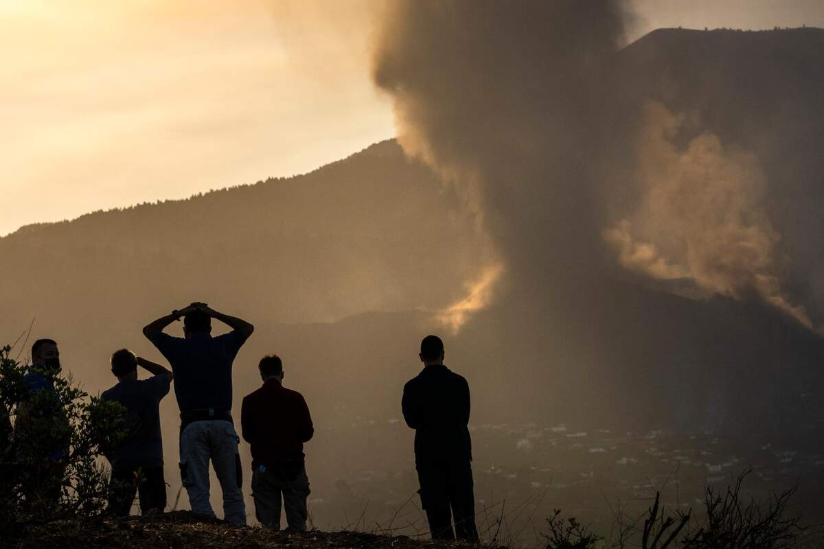 Imatge dels veïns de l'illa de La Palma observant l'avenç del volcà
