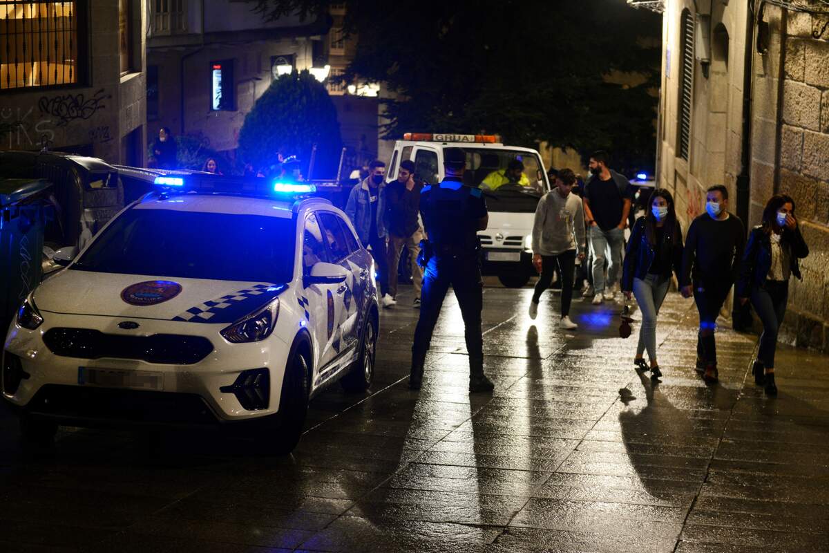 Diversos joves sortint per una zona de bars amb presència policial a Ourense