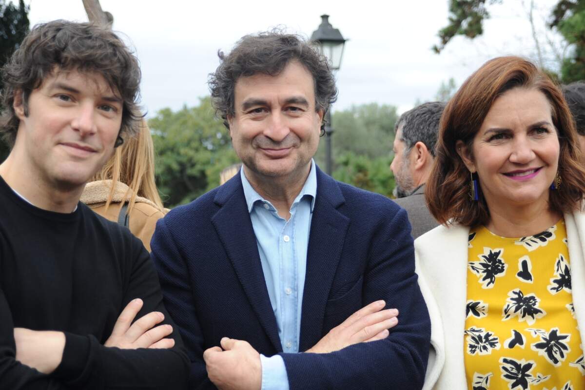 Los miembros del jurado del programa 'Masterchef': Jordi Cruz, Pepe Rodríguez y Samantha Vallejo-Nágera, posan tras ser ganadores de uno de los premios Ondas