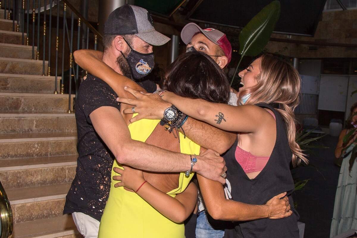 David Flores Carrasco abrazándose a su padre, Olga Moreno y Rocío Flores