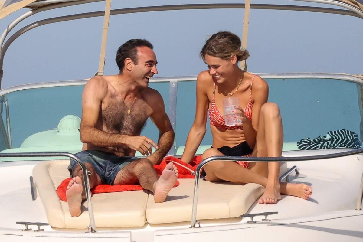 Enrique Ponce y Ana Soria sonrientes en un barco