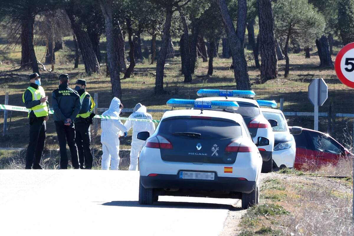 Agentes de la Guardia Civil inspeccionando el lugar donde se halló el cadáver de Esther López