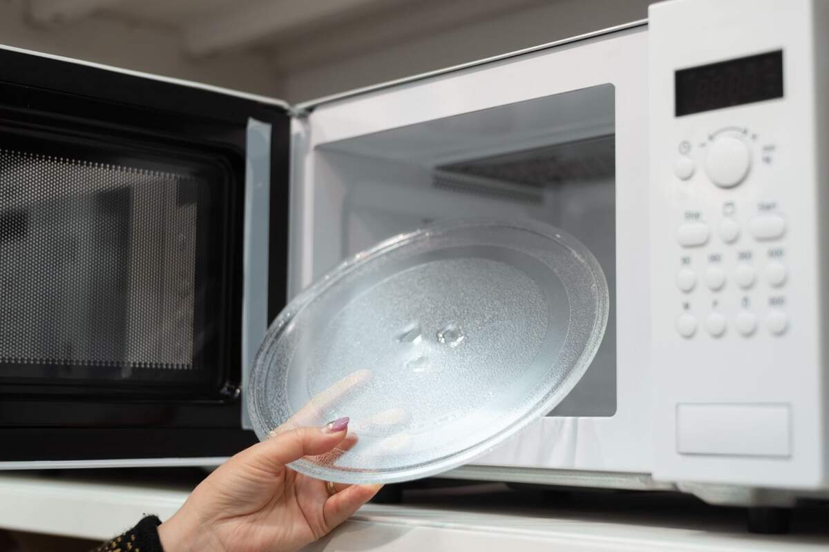 3 trucos para dejar el microondas limpio por dentro sin complicarte la vida