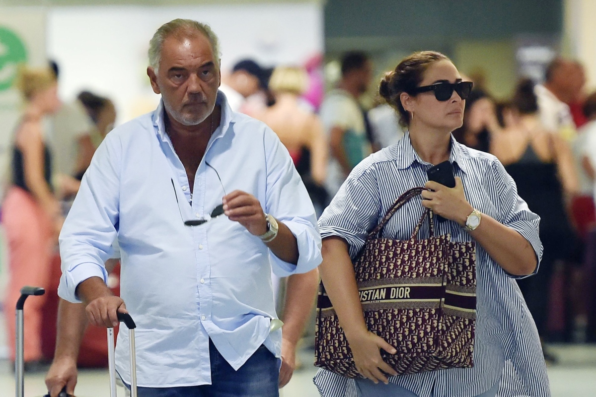 Vicky Martín Berrocal y Joao Viegas paseando por la calle con unas maletas