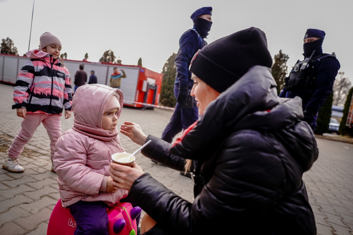 Una mujer con una niña refugiadas tras la guerra entre Ucrania y Rusia