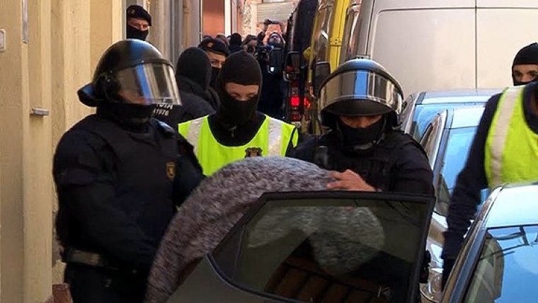Agents dels Mossos en una operació antiterrorista a Valls.