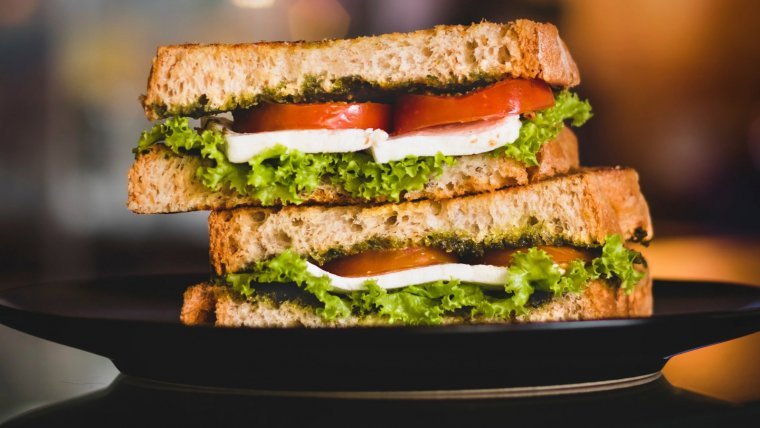 A vegetable sandwich is also a healthy snack for when we are quite hungry.