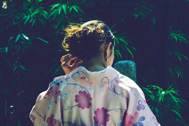 A woman dressed with the traditional Japanese kimono