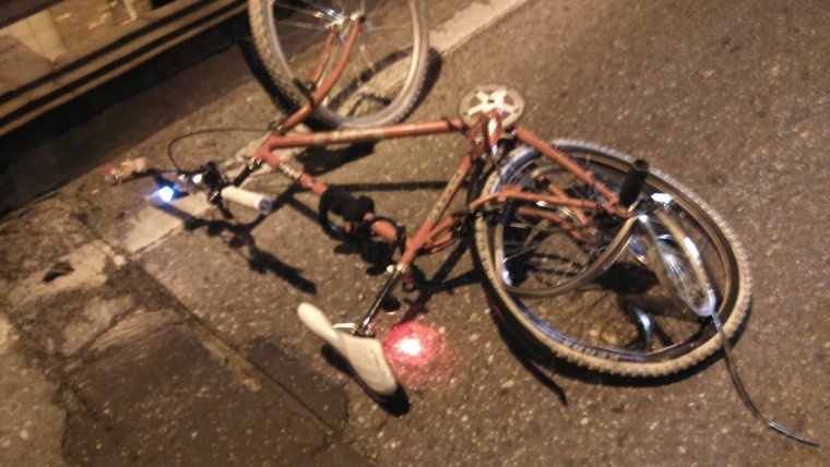 Un conductor es fuga després d’atropellar dos ciclistes a Cambrils