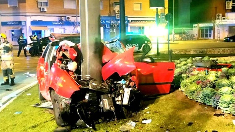 Imagen del estado del coche accidentado en la plaza Juan XXIII de Murcia