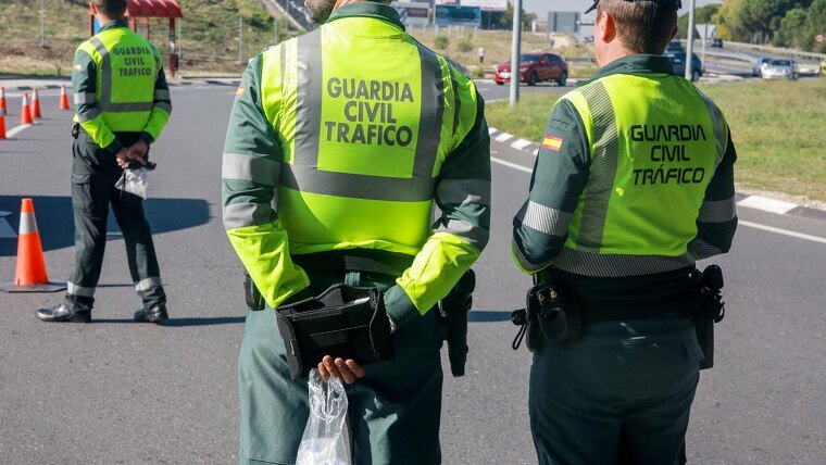 Agentes de la Guardia Civil de Tráfico durante la campaña especial de la DGT de vigilancia y control de furgonetas, en el Km 0,1 de la M-511, en Madrid, a 28 de octubre de 2019.