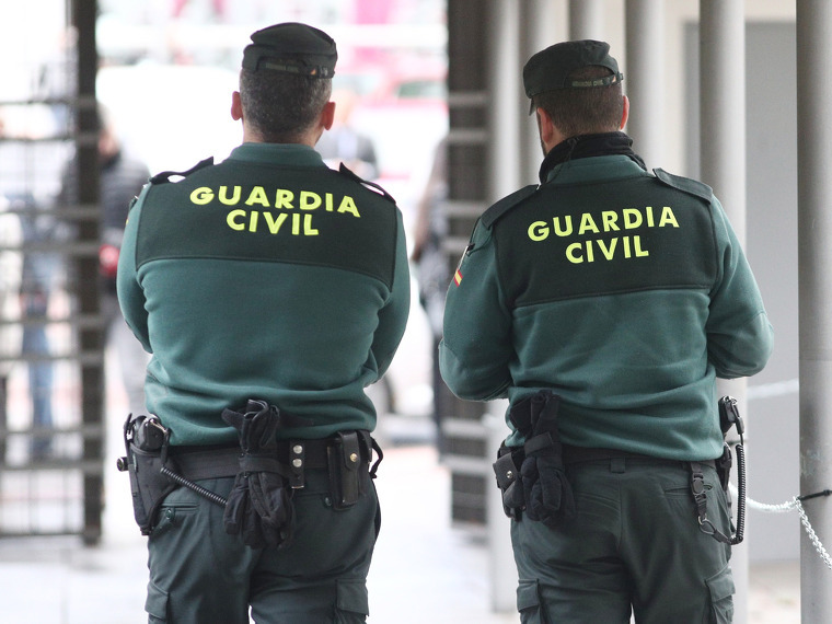 Dos agentes de la Guardia Civil a las puerta de el Juzgado de los Penal número 22 de Madrid