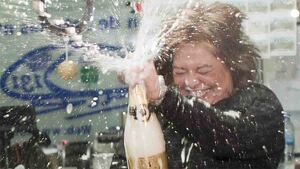 Mujer celebrando en el Sorteo Extraordinario de Navidad. Mujer celebrando en el Sorteo Extraordinario de Navidad.