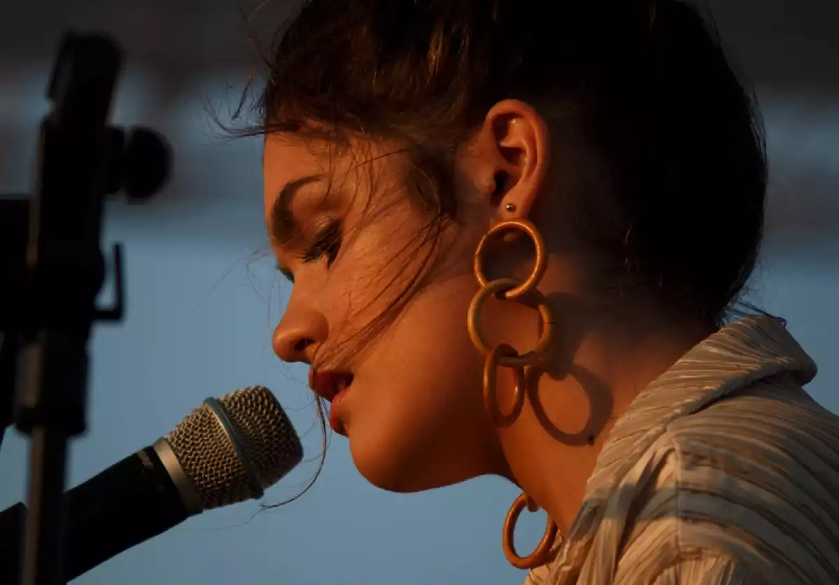 Amaia cantando en uno de sus conciertos Amaia cantando en uno de sus conciertos