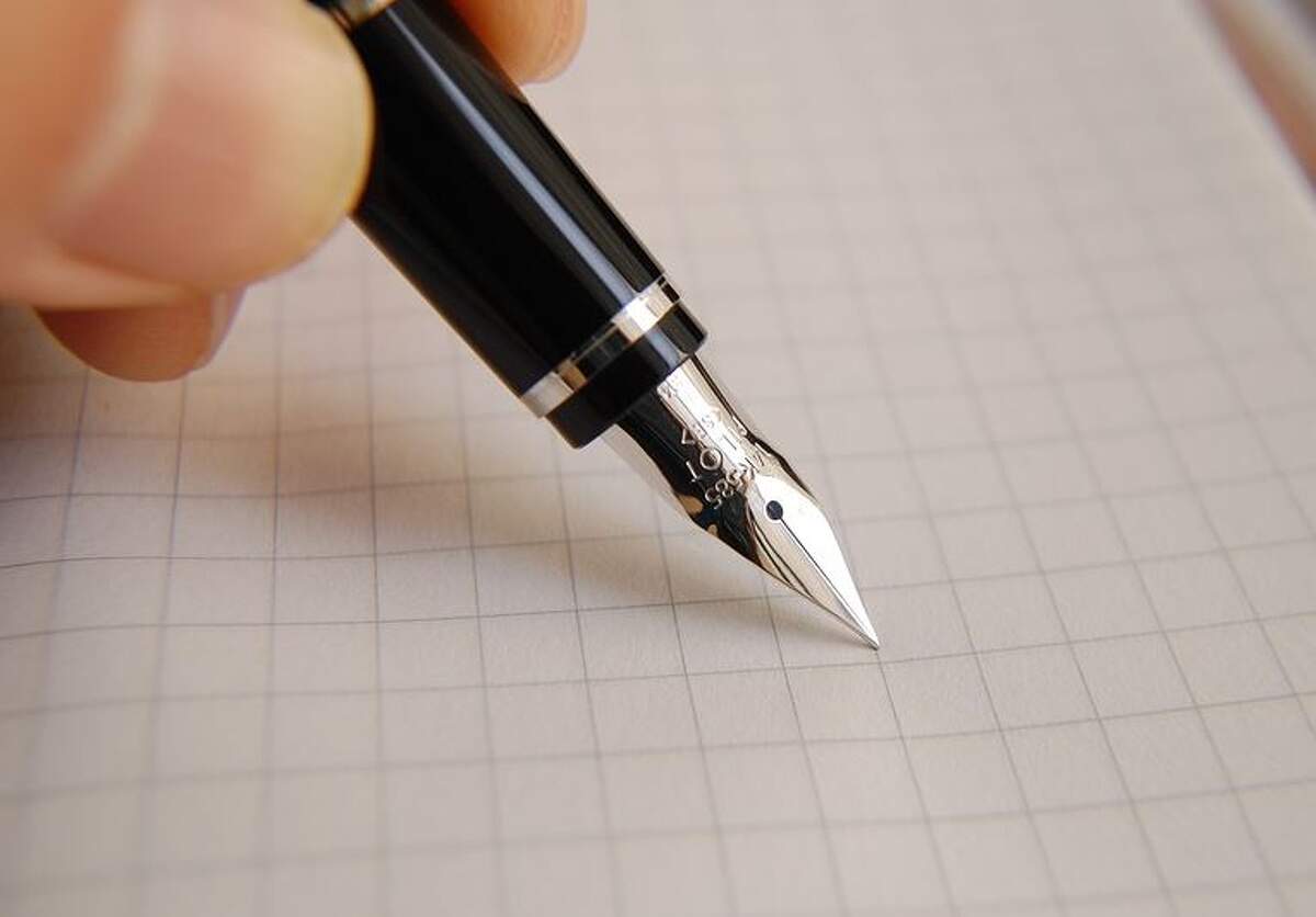 Una persona se dispone a escribir su testamento con una pluma estilográfica