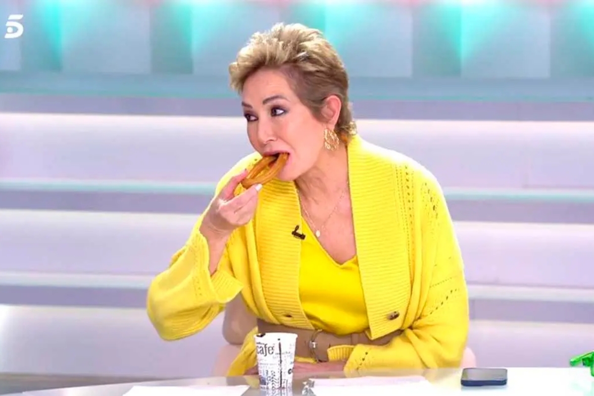 Ana Rosa comiendo churros con chocolate