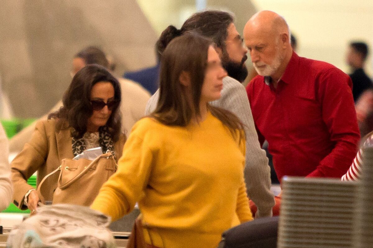 Paloma Rocasolano en el aeropuerto de Barajas con su pareja
