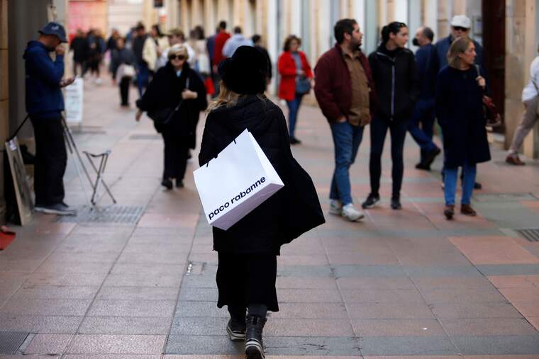 Plano general de gente en las calles de Málaga