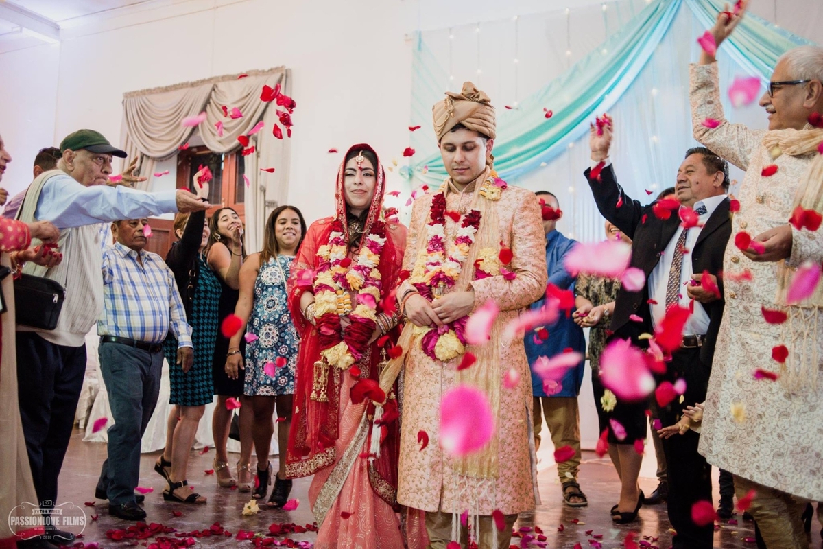 Dos hindúes celebran su boda con sus seres queridos por todo lo alto