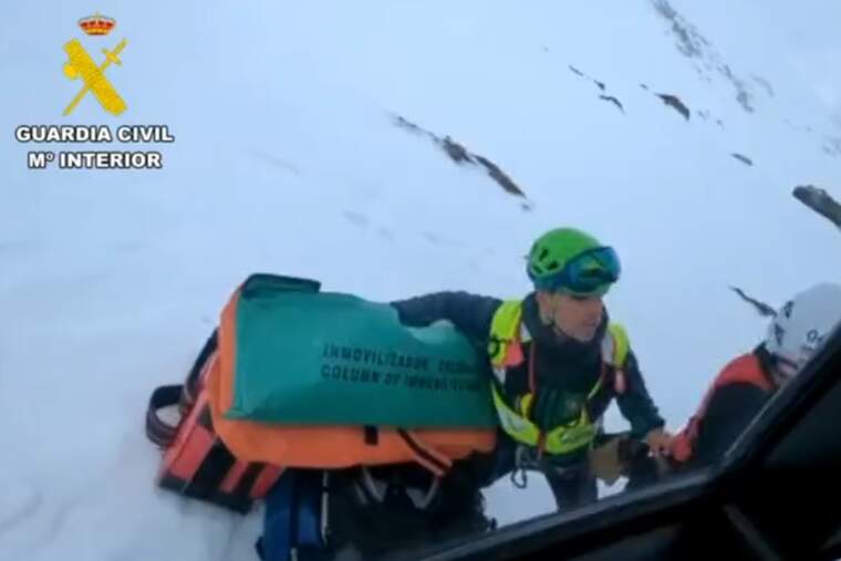 Equipo de rescate de la Guardia Civil intentando salvarle la vida a un hombre en los pirineos aragoneses