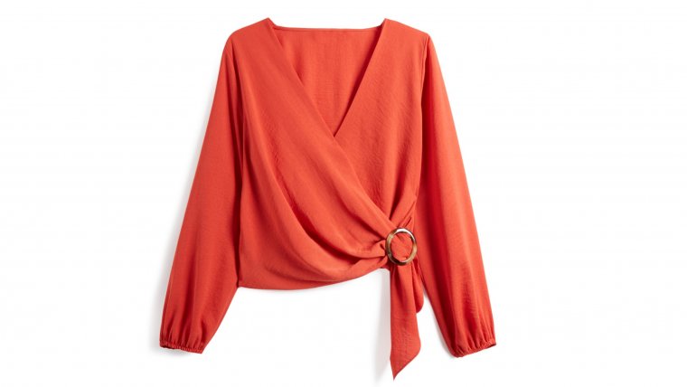 Blusa cruzada con hebilla color teja, en Primark por 15 euros