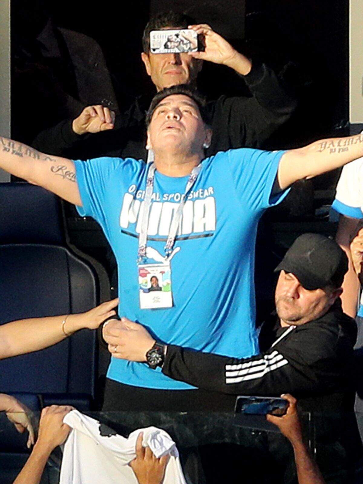Plano general de Maradona abriendo los brazos