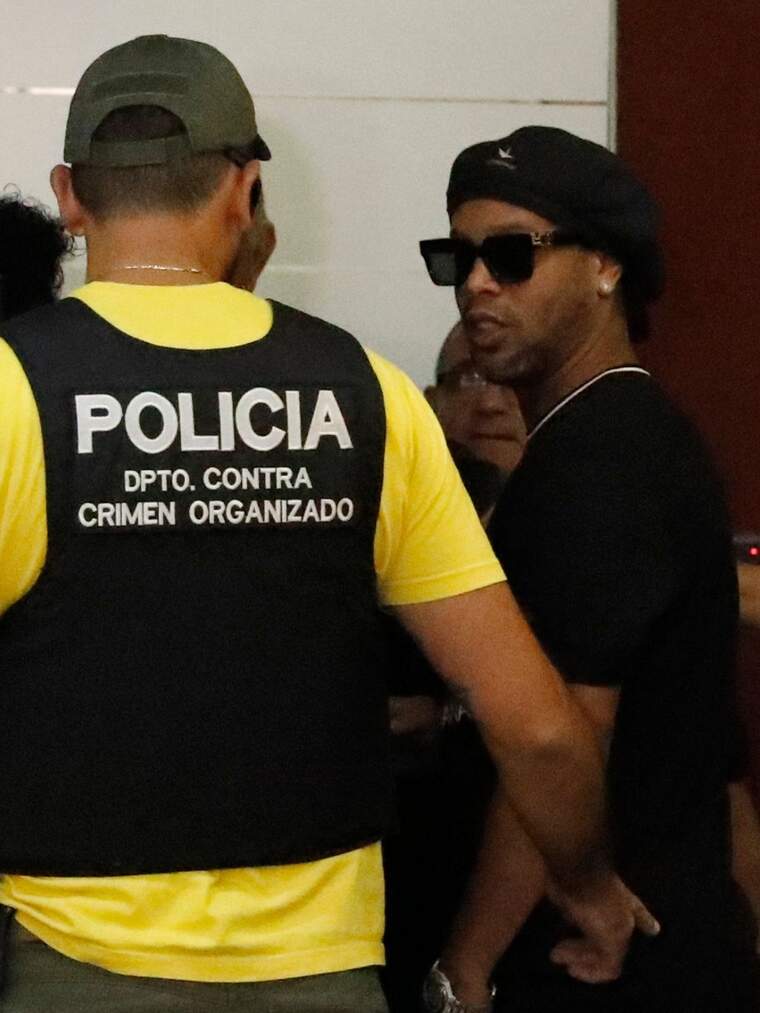Plano medio de Ronaldinho y la policía