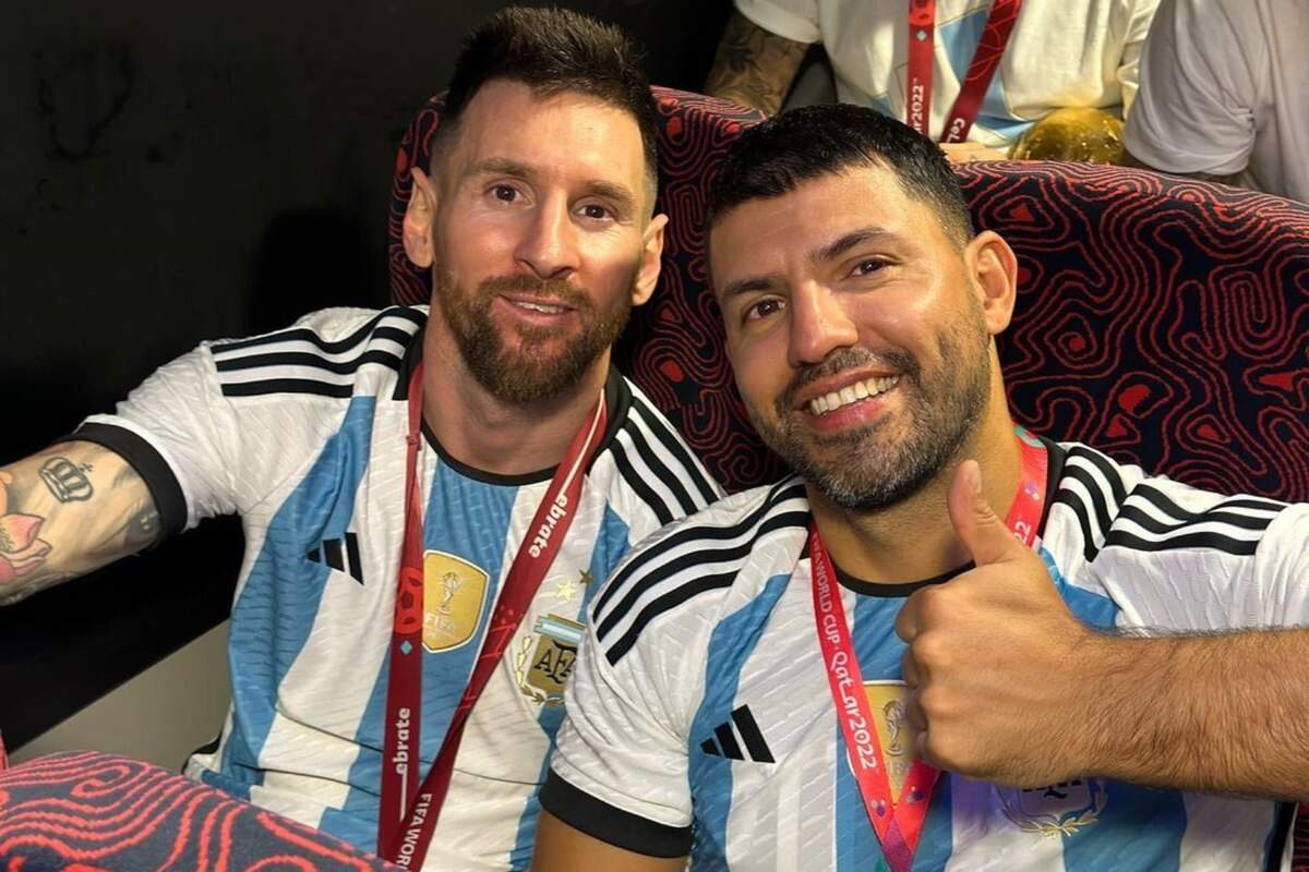 Leo Messi y el Kun Agüero después de ganar la copa del mundo