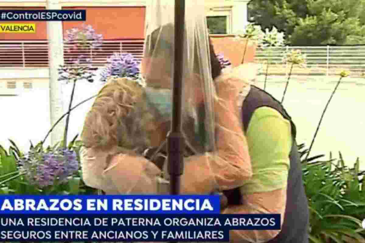 Retrobament entre mare i fill a Paterna després del confinament el juny de 2020