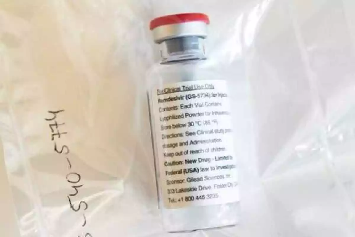Botella del fármaco antiviral remdesivir en una bolsa de protección Botella del fármaco antiviral remdesivir en una bolsa de protección