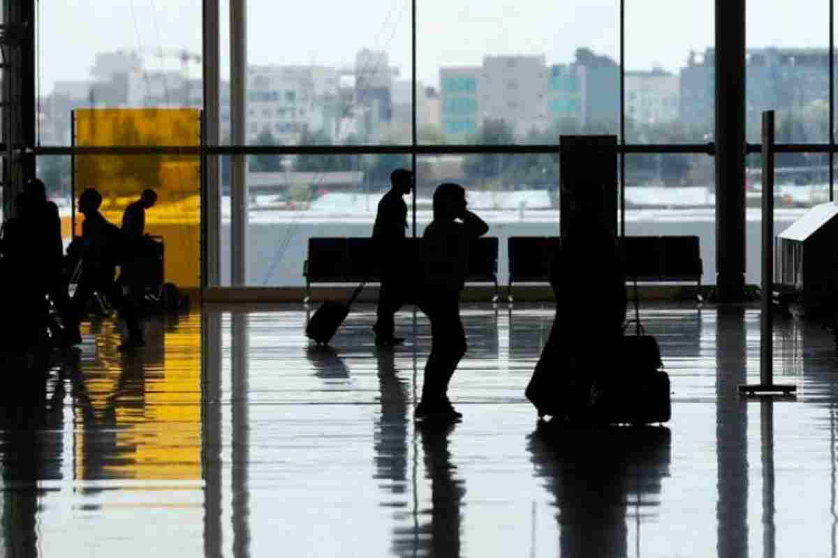Pasajeros en el aeropuerto de Barajas, en Madrid, durante la desescalada