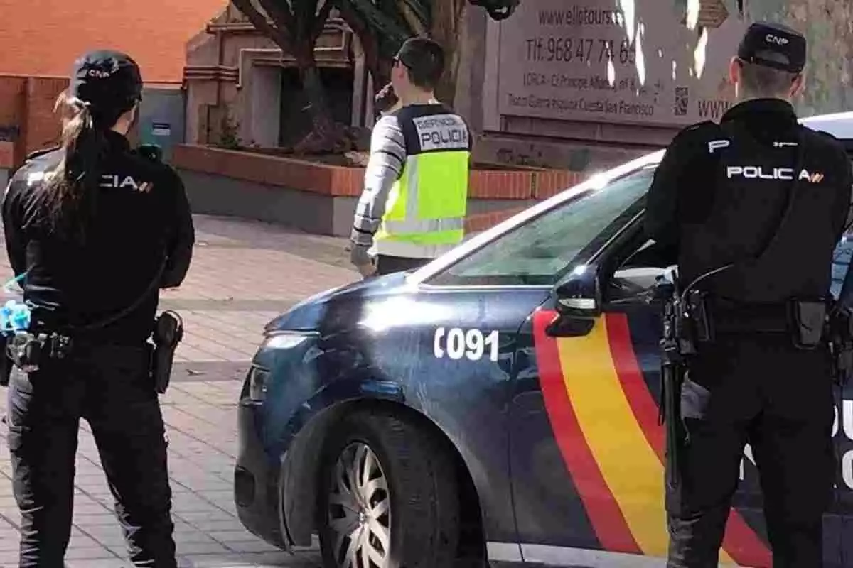 Tres policias nacionales de servicio Tres policias nacionales de servicio